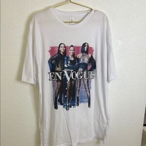 White En Vogue Graphic T-Shirt- Size XL